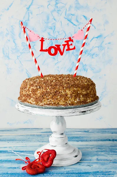 Праздничный торт с топпером Любовь на голубом фоне — стоковое фото