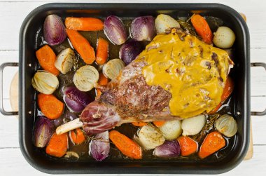 Önce sebzeli kuzu ham bacak kavrulmuş