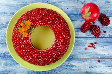 Salata Garnet bilezik ahşap bir masa üzerinde