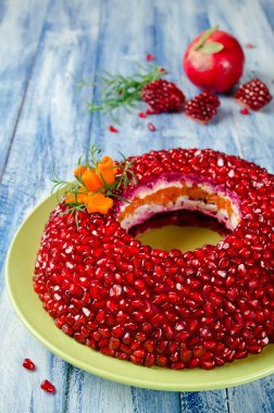 Salata Garnet bilezik ahşap bir masa üzerinde