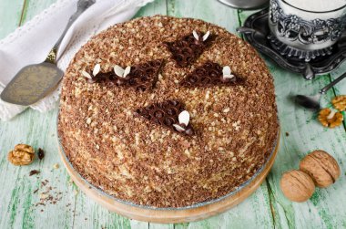 Ceviz ve rendelenmiş çikolata ile bal pasta