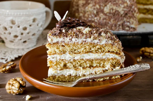 Honing cake met walnoten en geraspte chocolade — Stockfoto