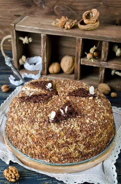 Honey cake with walnuts and grated chocolate — Stock Photo, Image