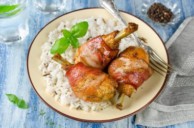 Pastırma tavuk budu pirinç garnitür ile sarılmış