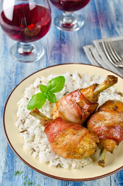 Patas de pollo envueltas en tocino con guarnición de arroz —  Fotos de Stock