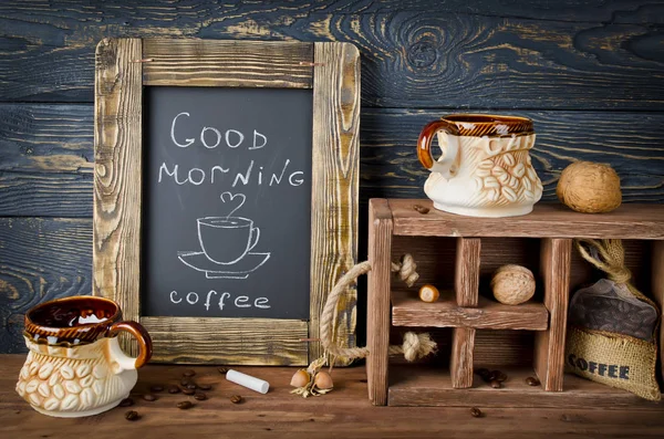 Zátiší s křídou, káva a ořechy na dřevěné tabl — Stock fotografie