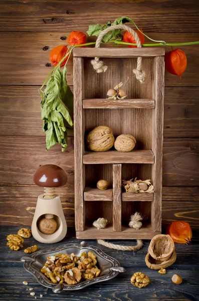 Натюрморт з дерев'яною коробкою і горіхами — стокове фото