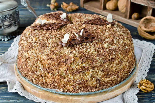 Honey cake with walnuts and grated chocolate — Stock Photo, Image