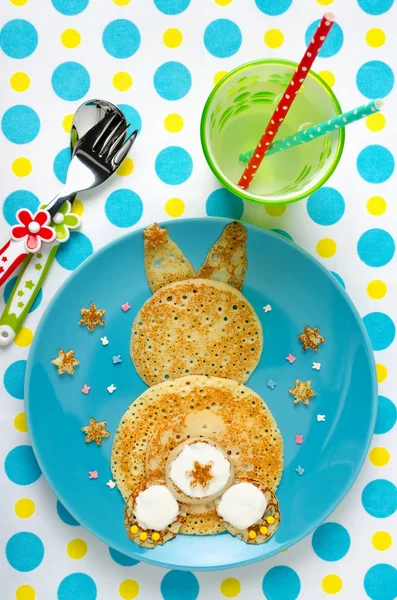 Pancake kelinci lucu di piring. Tampilan atas — Stok Foto