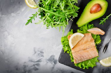 Haşlanmış somon, roka, limon, yağ, avokado