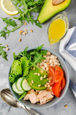 Beyaz fasulye, domates, salatalık, avokado ve roka ile Somon