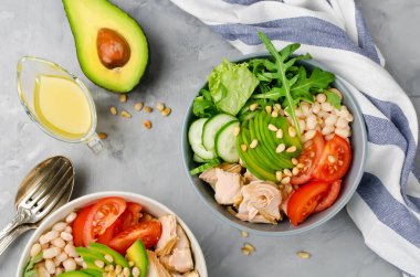 Beyaz fasulye, domates, salatalık, avokado ve roka ile Somon