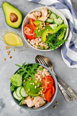 Beyaz fasulye, domates, salatalık, avokado ve roka ile Somon