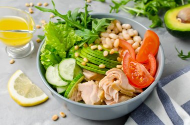 Beyaz fasulye, domates, salatalık, avokado ve roka ile Somon