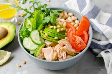 Beyaz fasulye, domates, salatalık, avokado ve roka ile Somon