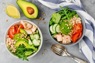 Beyaz fasulye, domates, salatalık, avokado ve roka ile Somon