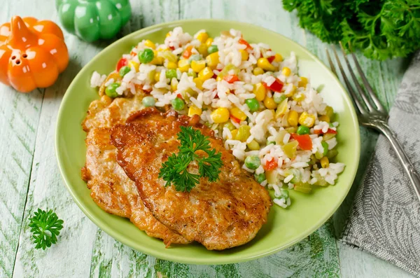 Chuletas de pollo con arroz y verduras —  Fotos de Stock