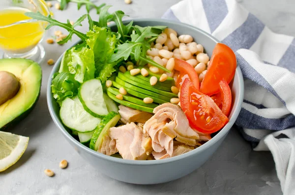 Beyaz fasulye, domates, salatalık, avokado ve roka ile Somon