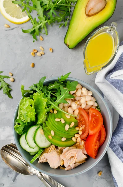 Beyaz fasulye, domates, salatalık, avokado ve roka ile Somon