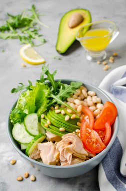 Beyaz fasulye, domates, salatalık, avokado ve roka ile Somon