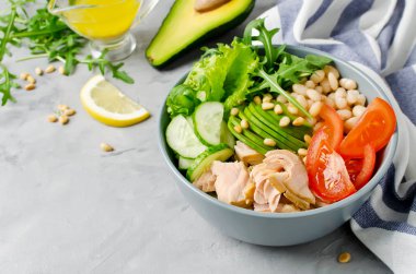 Beyaz fasulye, domates, salatalık, avokado ve roka ile Somon