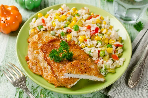 Chuletas de pollo con arroz y verduras —  Fotos de Stock