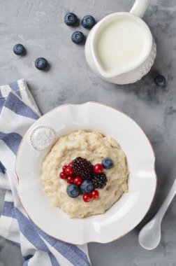 Meyveler kahvaltıda yulaf ezmesi