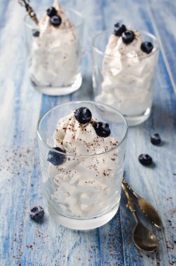 Yaban mersini ve bardaklarda çikolata kırıntıları ile havadar tatlı