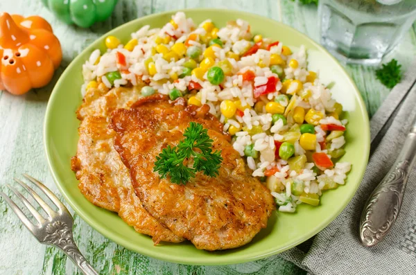 Chuletas de pollo con arroz y verduras —  Fotos de Stock