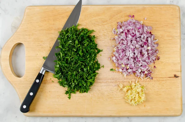 Taglio di cipolla, aglio ed erbe fresche — Foto Stock