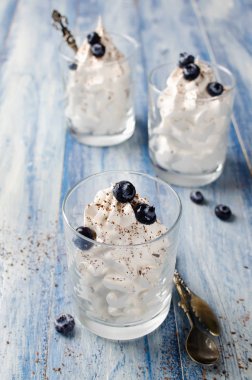 Yaban mersini ve bardaklarda çikolata kırıntıları ile havadar tatlı