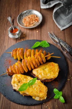 Peynir ve patates kebabı altında fırın kavrulmuş et