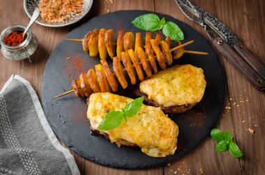 Peynir ve patates kebabı altında fırın kavrulmuş et