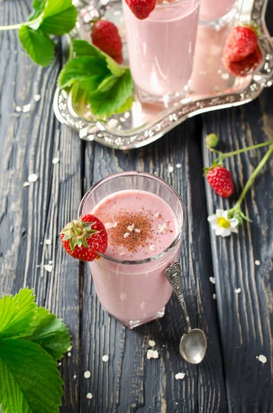 Batido de fresa en una mesa de madera —  Fotos de Stock