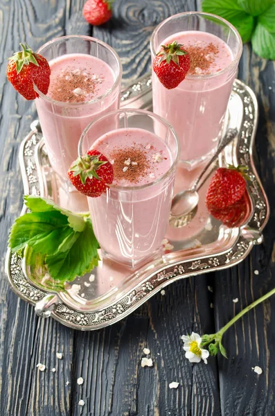 Batido de fresa en una mesa de madera —  Fotos de Stock