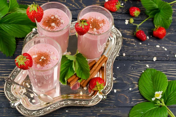 Batido de fresa en una mesa de madera —  Fotos de Stock