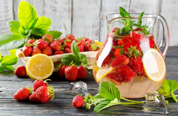 Fruit smoothie with strawberries and lemon — Stock Photo, Image