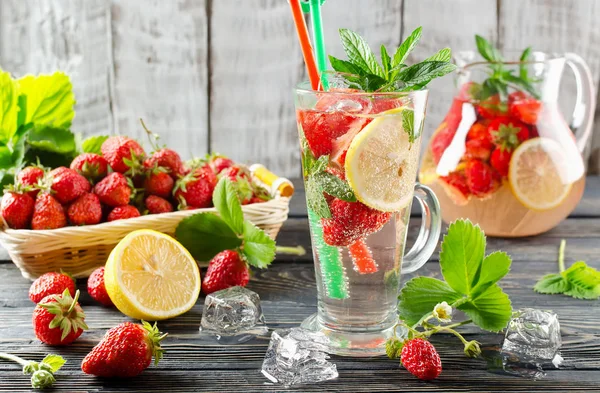 Fruit smoothie with strawberries and lemon — Stock Photo, Image