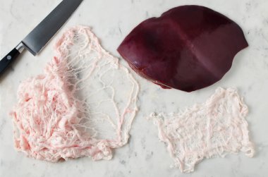 Pişmemiş karaciğer ve hayvansal yağ mermer bir tablo üzerinde net