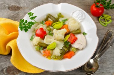 Sebzeli tavuk suyu çorbası