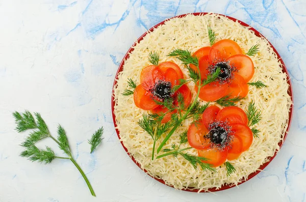 Ensalada decorada con amapolas hechas de tomates en rodajas y aceitunas —  Fotos de Stock