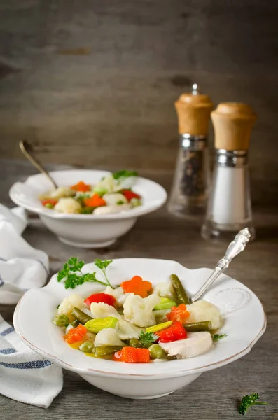 Soupe sur un bouillon de poulet aux légumes — Photo