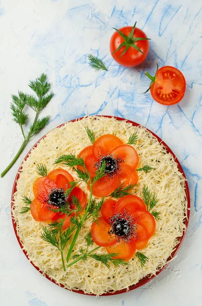 Салат украшен маками из нарезанных помидоров и оливок — стоковое фото