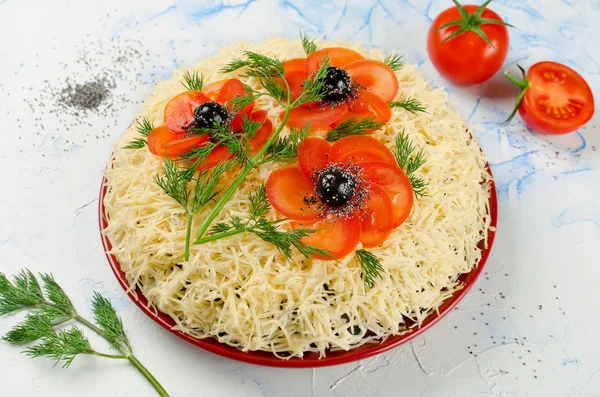 Salade versierd met klaprozen gemaakt van gesneden tomaten en olijven — Stockfoto