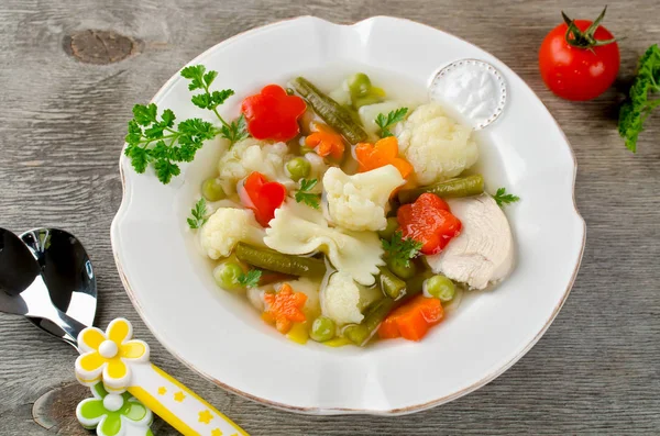 Суп на курином бульоне с овощами — стоковое фото
