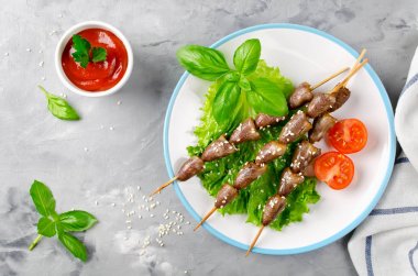 Barbekü tavuk kalpler sopa susam ile tepesinde