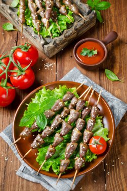 Barbekü tavuk kalpler sopa susam ile tepesinde