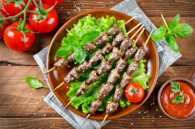 Barbekü tavuk kalpler sopa susam ile tepesinde