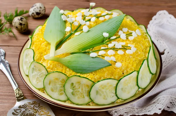 Ensalada en capas con decoración de primavera Lirio del valle —  Fotos de Stock