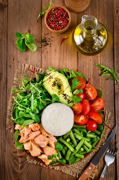 Ensaladera saludable con salmón, arroz, tomates, aguacate, sal de mezcla — Foto de Stock